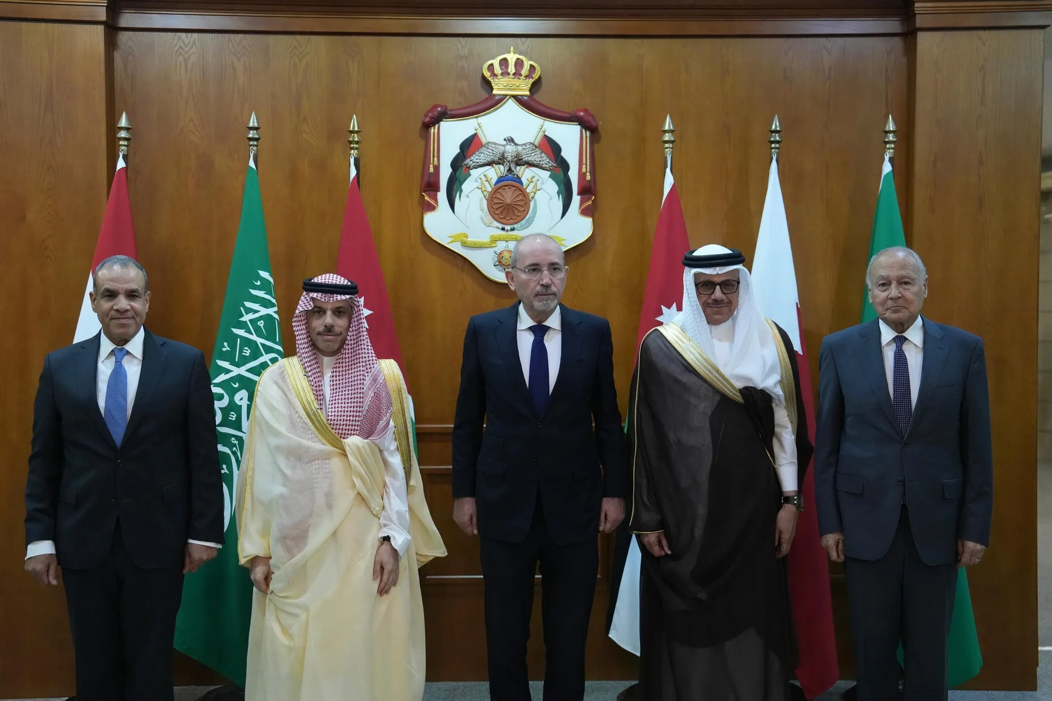 وزير الخارجية يتوجه إلى عمان