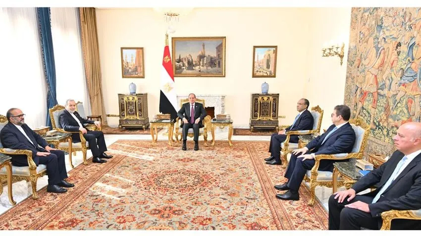 وزير الخارجية الإيراني يلتقي بالرئيس المصري في القاهرة