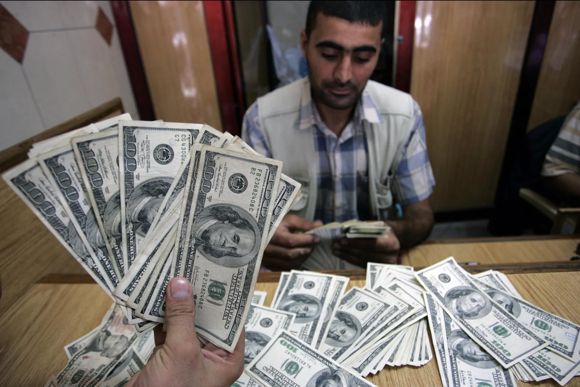 تراجع سعر الدولار في السوق السوداء .. 4 إجراءات قادت الأخضر للانخفاض بشكل كبير