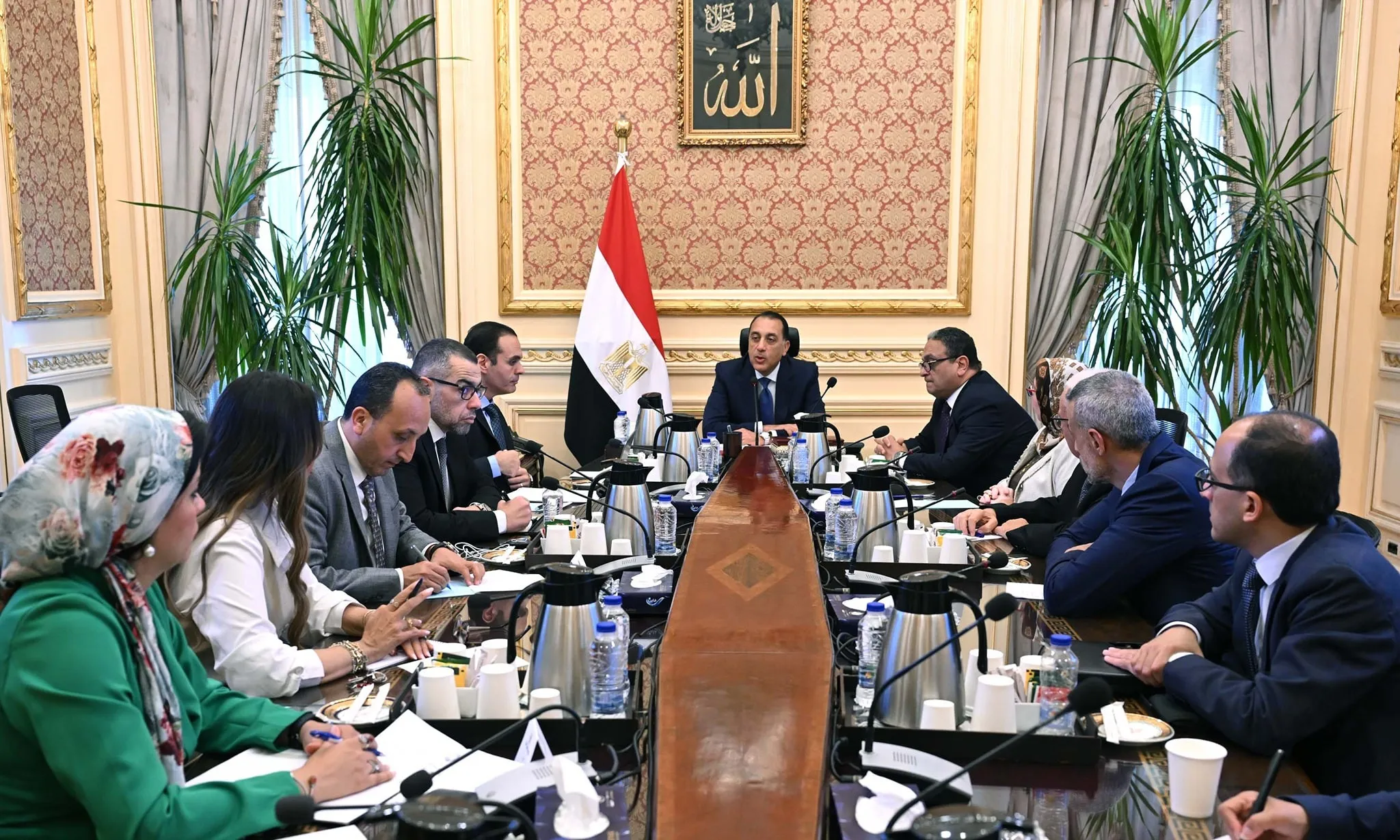 رئيس الوزراء يترأس اجتماع لجنة الأزمات ويلتقي أعضاء اللجنة الاستشارية للشئون السياسية