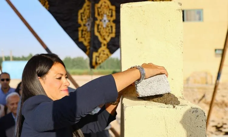 وضع حجر الأساس لمصنع تربية ديدان القز وإنتاج الحرير الطبيعي بقنا