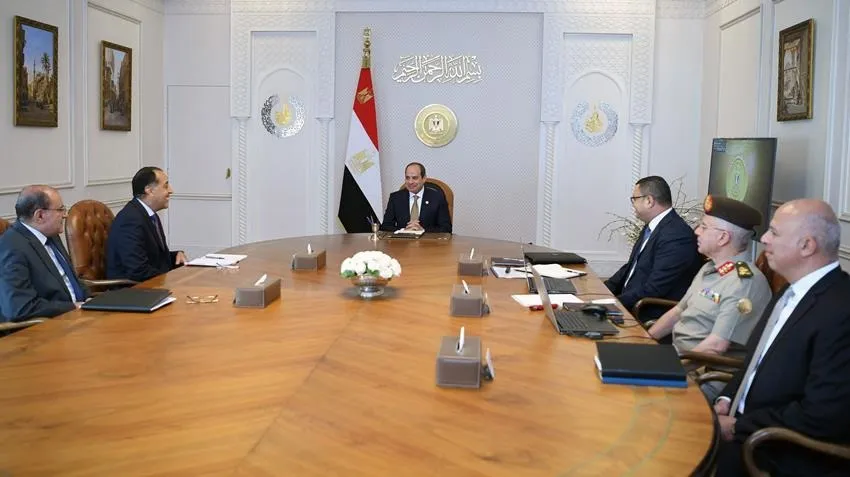 الرئيس السيسي يجتمع برئيس مجلس الوزراء ووزير الإسكان وعدد من المسؤولين