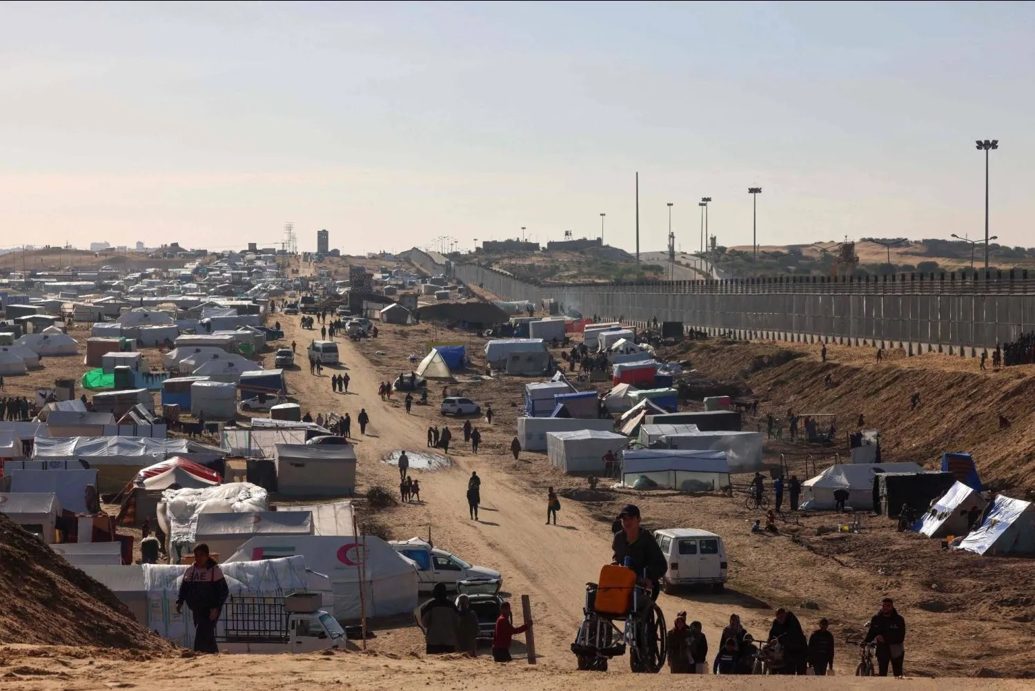 ذا ناشيونال: مصر تخشى أن يؤدي الهجوم الإسرائيلي على رفح إلى دفع الفلسطينيين عبر الحدود