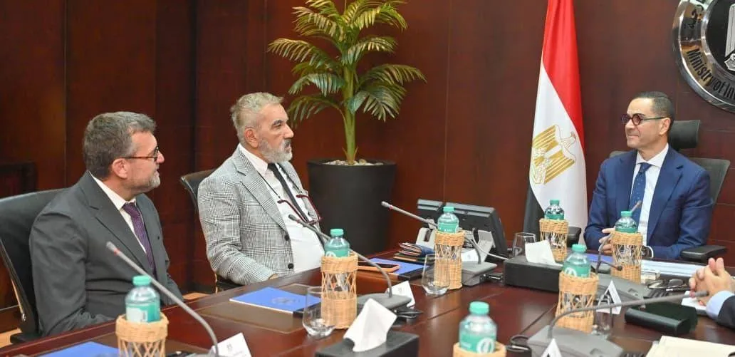 وزير الاستثمار يبحث شركة 