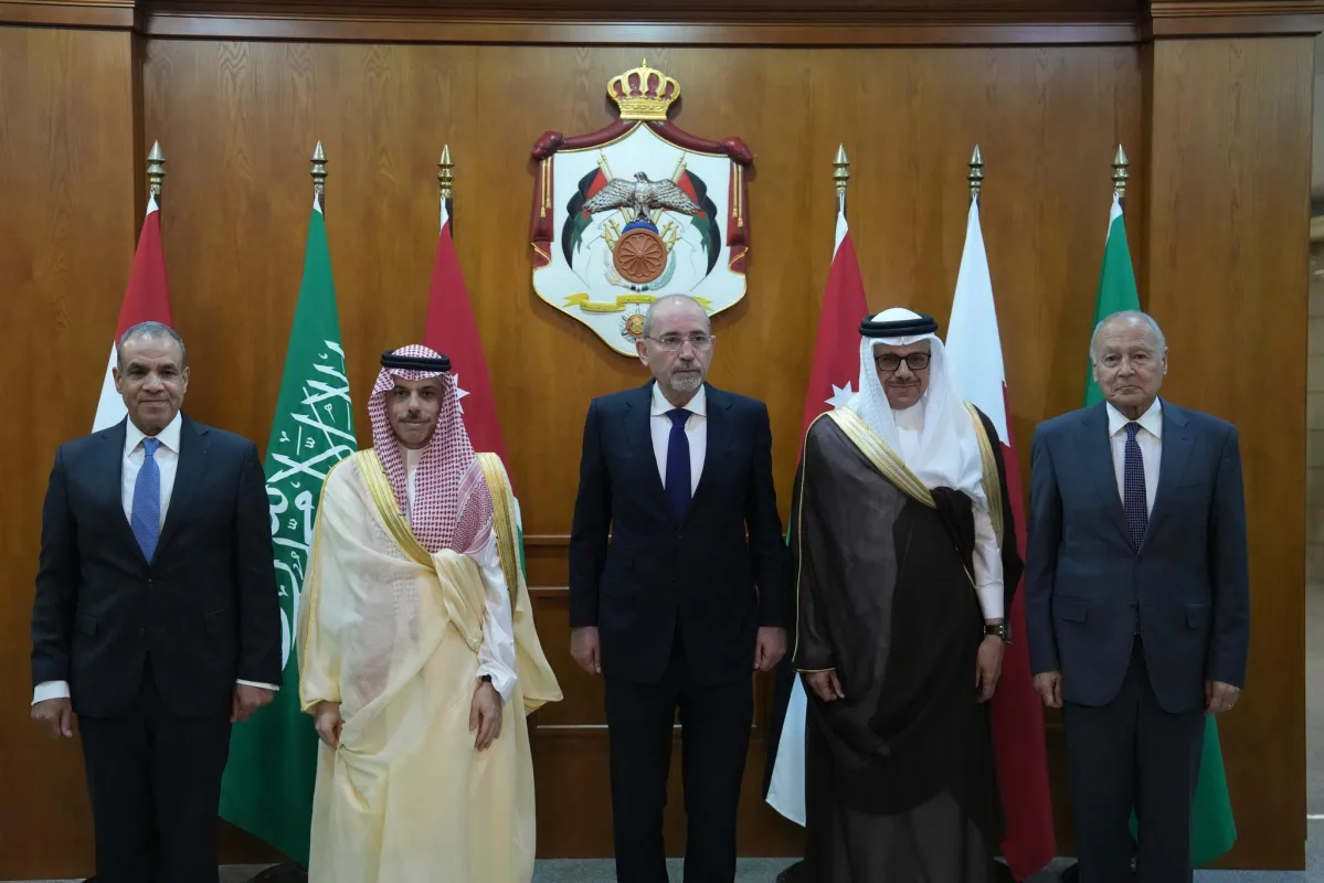 وزير الخارجية يُشارك في اجتماع اللجنة الوزارية العربية الإسلامية ويلتقي المبعوث الأممي لليمن في عمان
