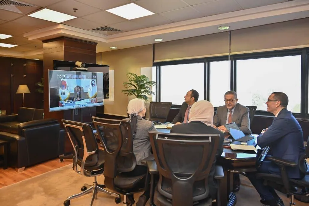 وزير الاستثمار يبحث مع وزير التجارة الكوري تعزيز العلاقات الاستثمارية والتجارية