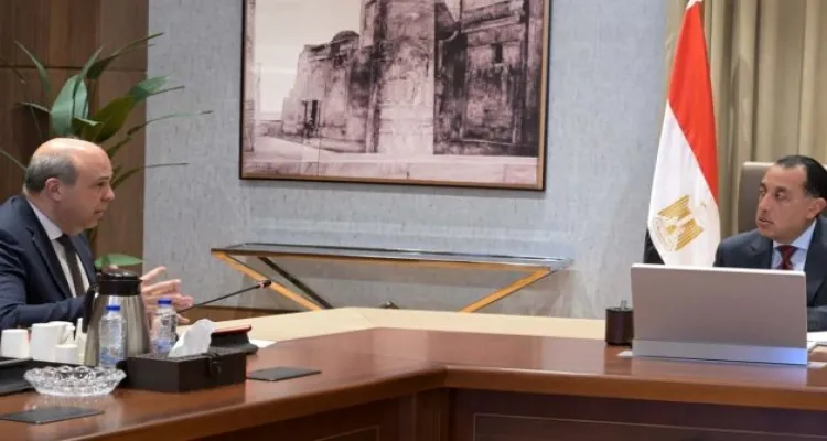 مدبولي يتابع مع وزير الطيران عدداً من ملفات العمل