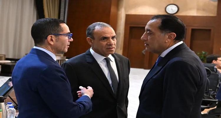 رئيس الوزراء يعقد اجتماعًا مع وزير الخارجية ووزيرة البيئة