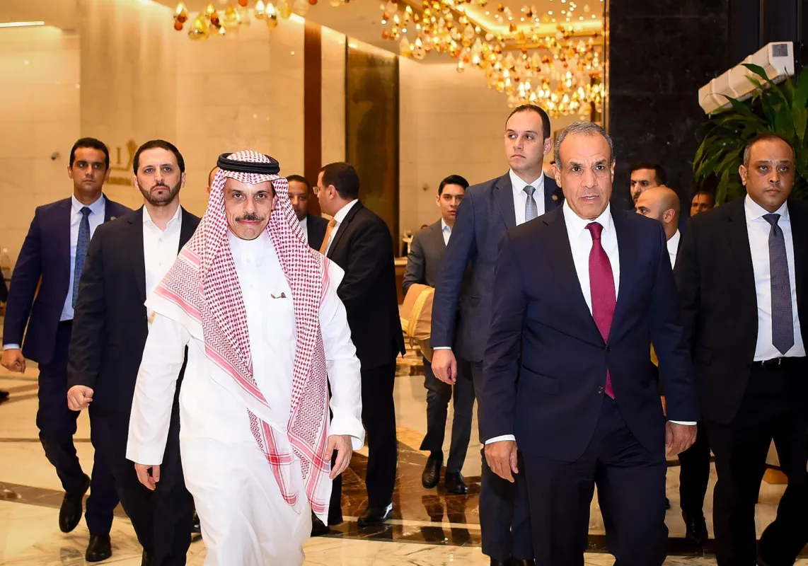 وزير الخارجية والهجرة المصري يستقبل نظيره السعودي بمدينة العلمين