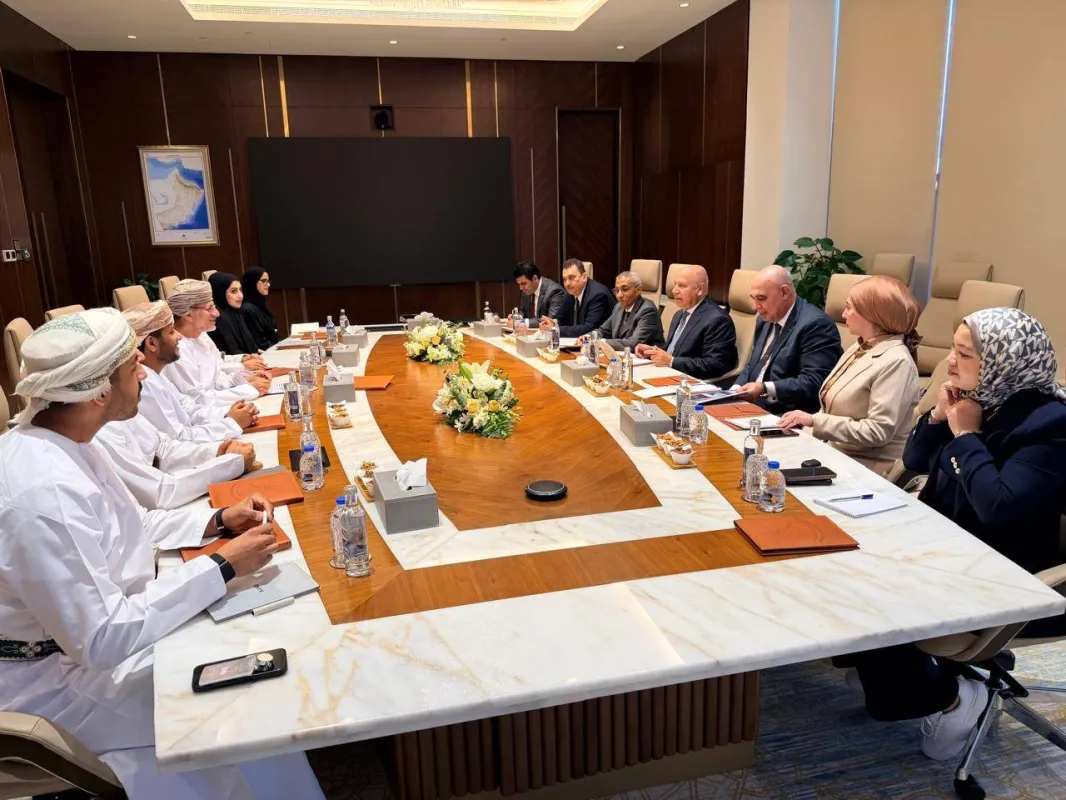 وزير الصناعة والنقل من مسقط: منصة استثمارية موحدة ومنطقة صناعية عُمانية لتعزيز التعاون المشترك.