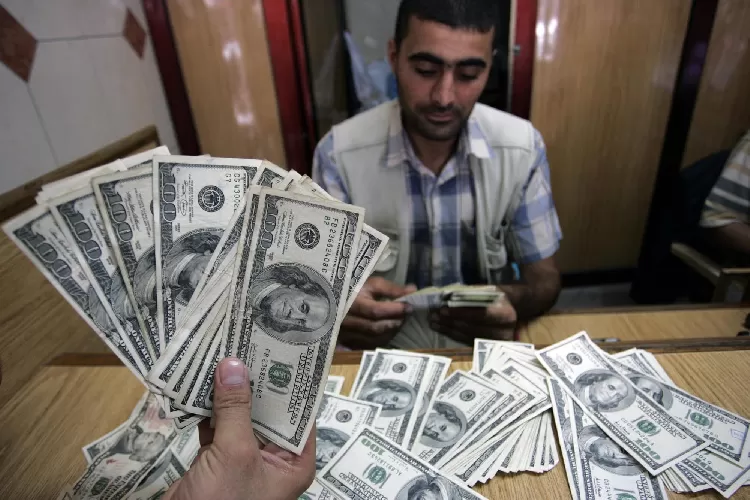 تراجع سعر الدولار في السوق السوداء .. 4 إجراءات قادت الأخضر للانخفاض بشكل كبير