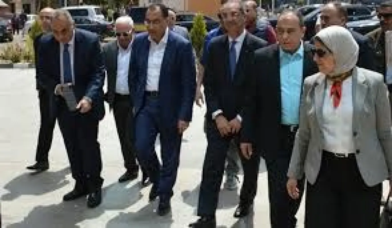 رئيس الوزراء المصري يقوم بجولة تفقدية في بورسعيد