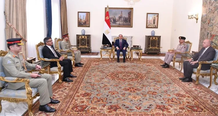 السيسي يستقبل رئيس أركان القوات البرية الباكستانية بقصر الاتحادية