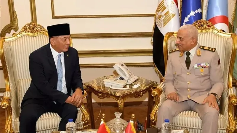 وزير الدفاع و نظيره الإندونيسي يبحثان سبل تعزيز أوجه التعاون العسكري