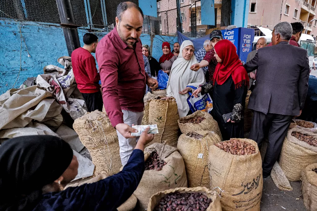 المصريون يترقبون أرقام تضخم يوليو وسط مخاوف من تعويم جديد للجنيه وموجة غلاء