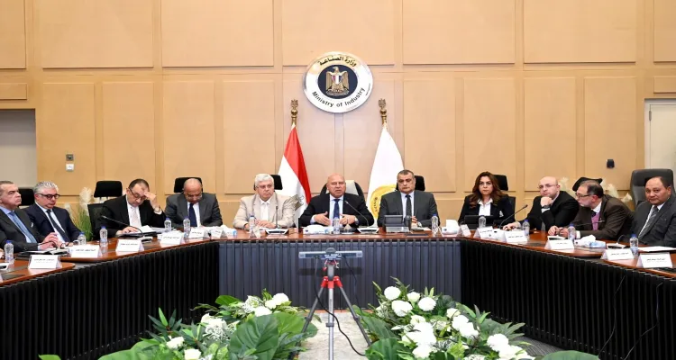 وزير الصناعة والنقل يترأس اجتماع المجموعة الوزارية للتنمية الصناعية