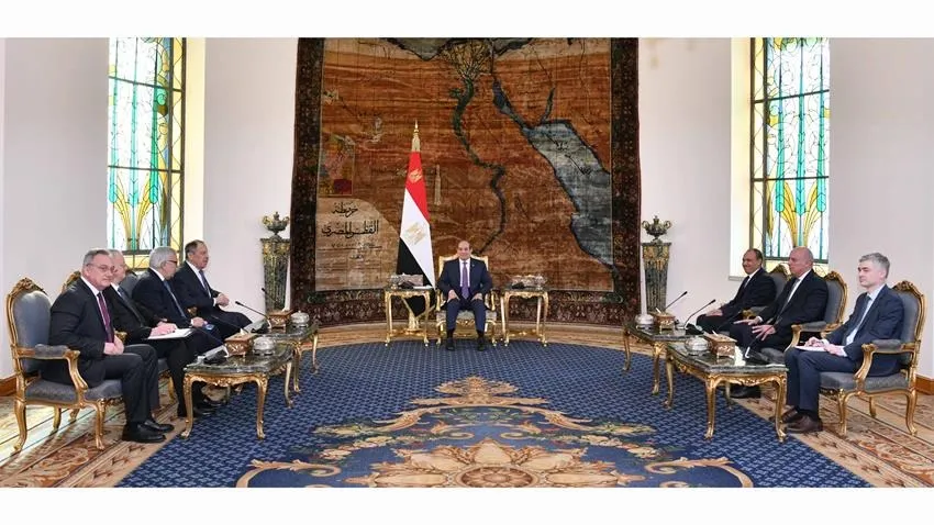 السيسي يستقبل وزير خارجية روسيا الاتحادية