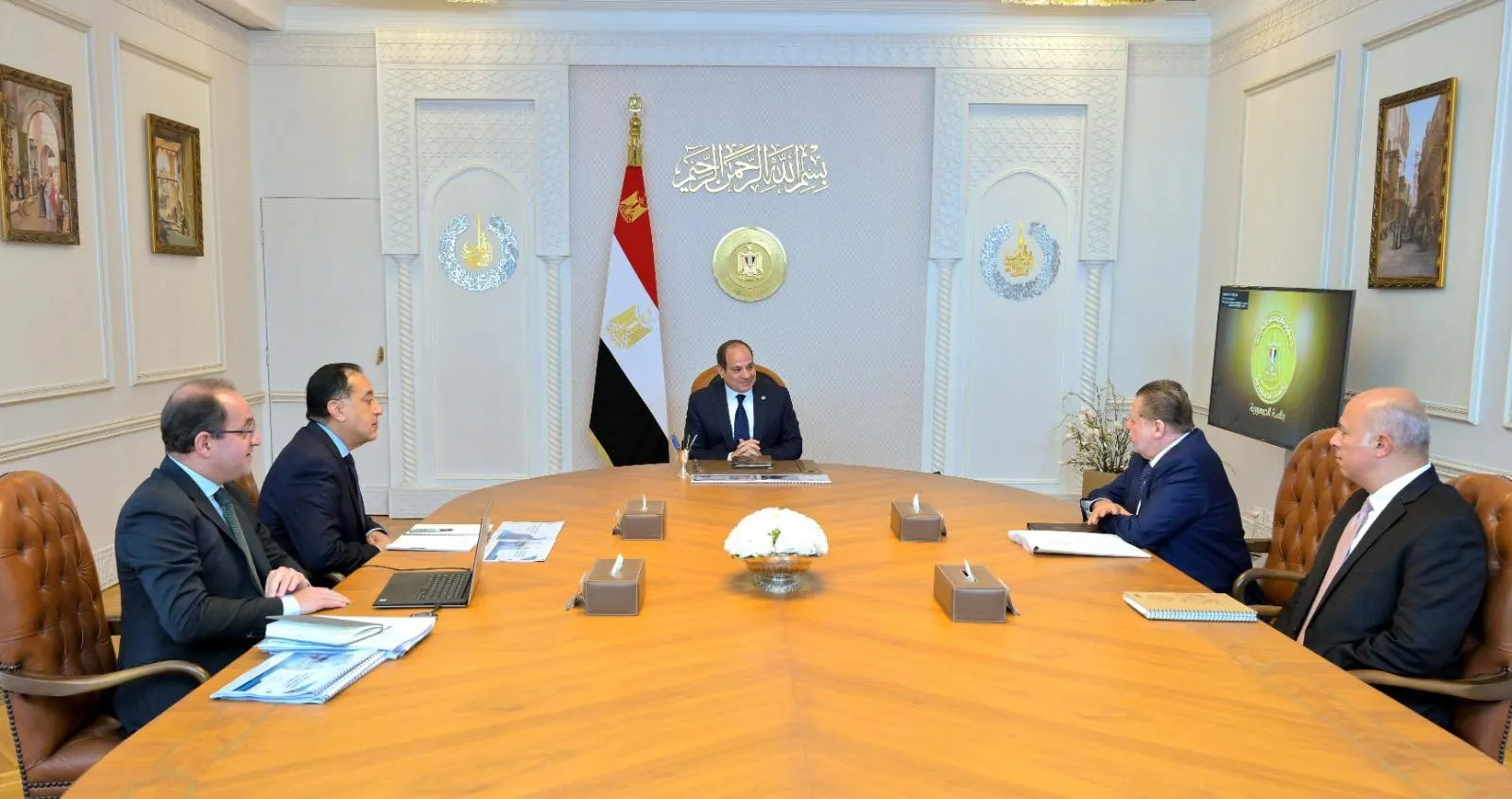 السيسي يجتمع بمدبولي ومحافظ البنك المركزي لتأمين احتياجات السوق ودعم الإنتاج