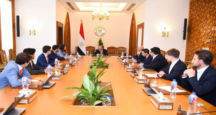 وزير الخارجية يلتقي بمجموعة من الطلاب في الجامعات بالمملكة المتحدة