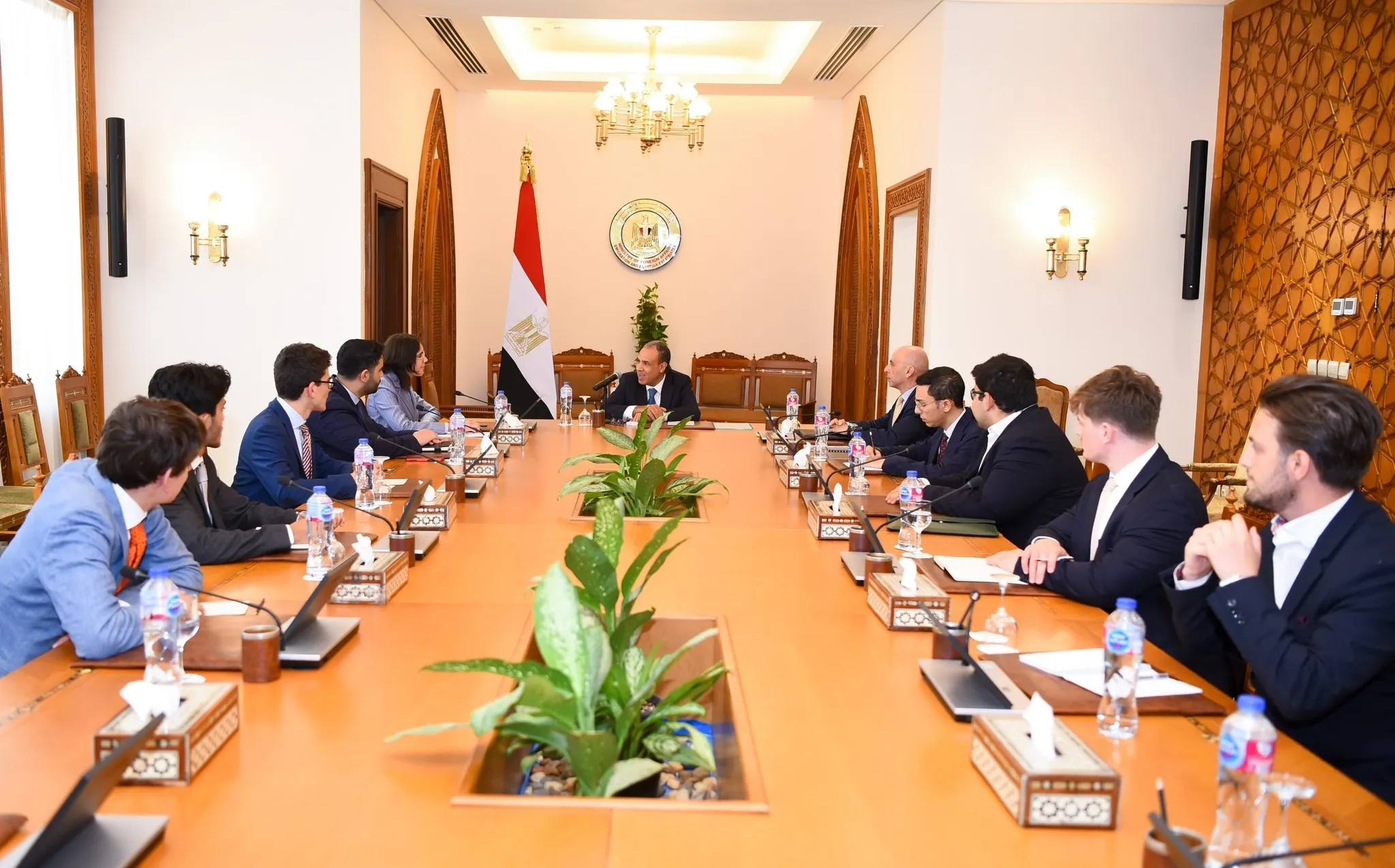 وزير الخارجية يلتقي بمجموعة من الطلاب في الجامعات بالمملكة المتحدة