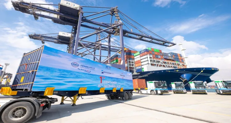 بدء التشغيل التجريبي للمرحلة الأولى من محطة البحر الأحمر لتداول الحاويات