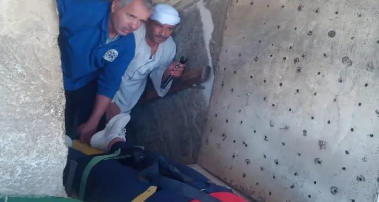 إنقاذ سائحة إسبانية علقت داخل ممر ضيق فى هرم سنفرو المنحني بدهشور