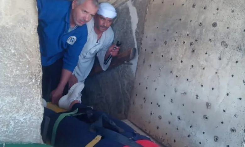 إنقاذ سائحة إسبانية علقت داخل ممر ضيق فى هرم سنفرو المنحني بدهشور