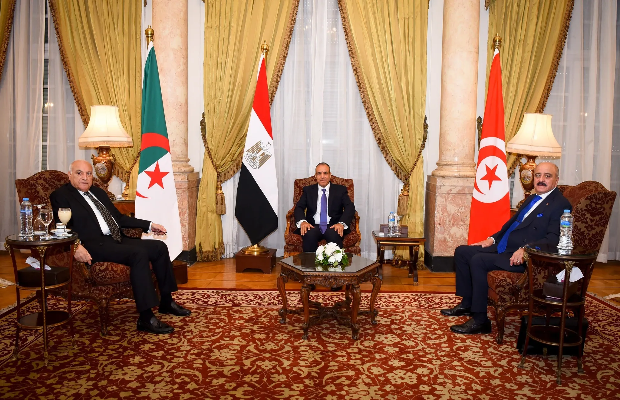 وزير الخارجية يستضيف اجتماعًا للآلية الثلاثية لدول الجوار حول ليبيا مع نظيريه الجزائري والتونسي