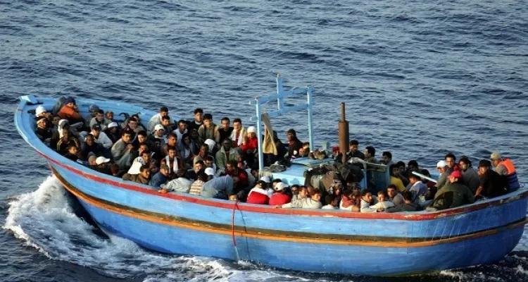 إيطاليا ترحّل مهاجرين مصريين في أول رحلة جوية من مركز احتجاز بألبانيا