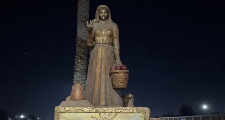 جدل حول سرقة ثمرة «الفراولة» من تمثال الفلاحة تشعل مواقع التواصل