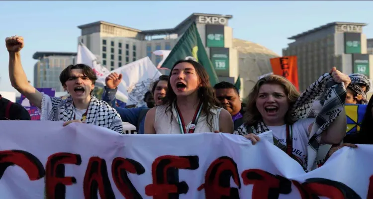 أسوشيتد برس: محتجون في قمة المناخ كوب 28 يتظاهرون لنشطاء إماراتيين ومصريين مسجونين