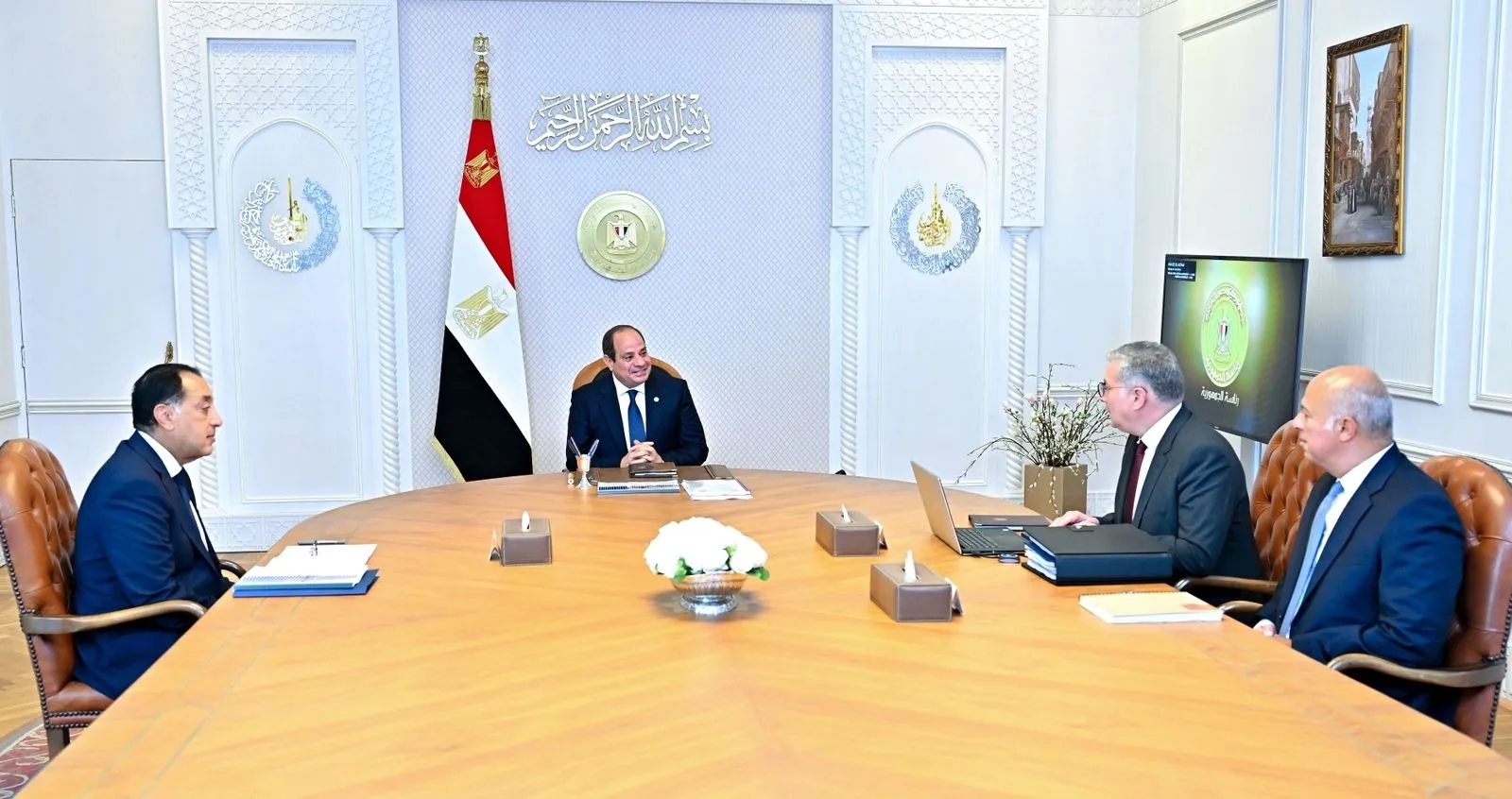 اجتماع الرئيس السيسي  مع رئيس الوزراء ووزير البترول