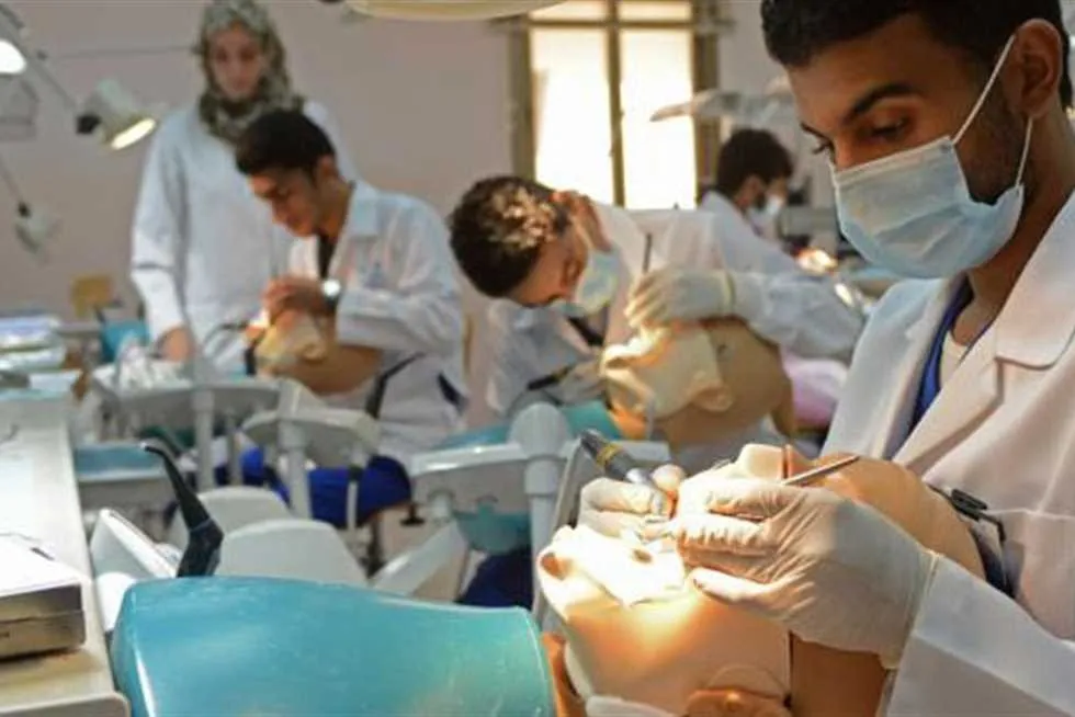 أطباء الاستعاضة السنية يواجهون صعوبات في الحصول على شهادة موحدة معترف بها خارجيًا