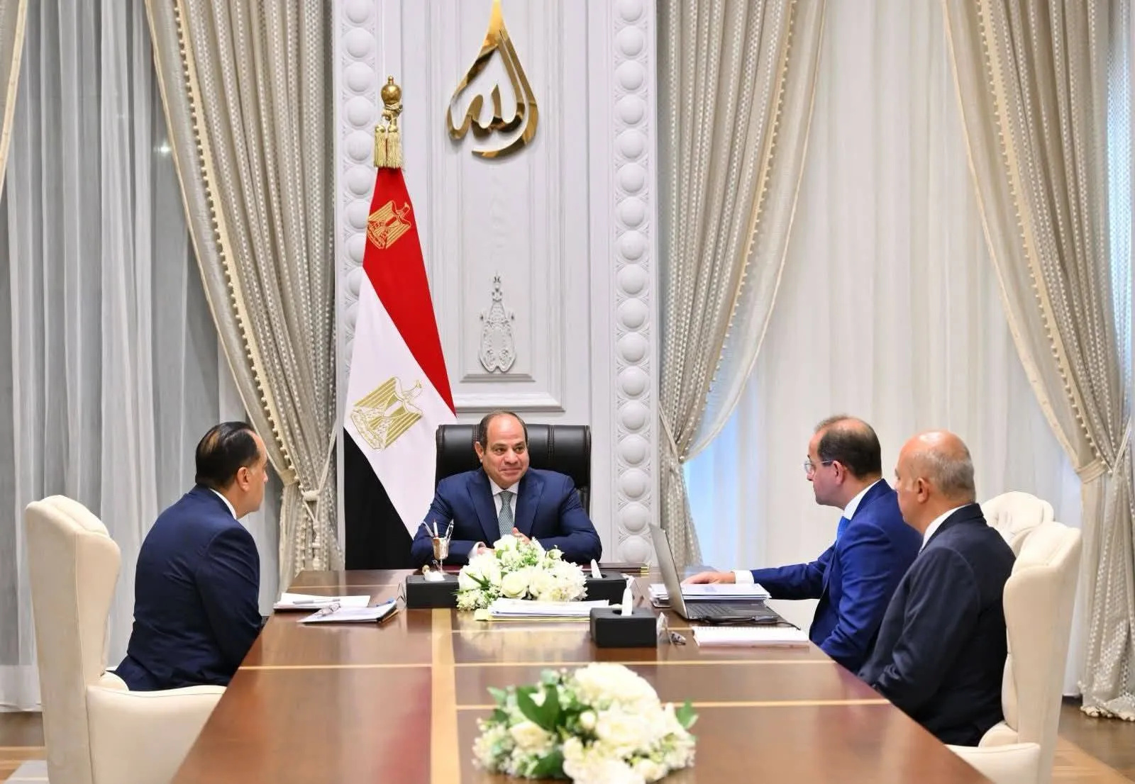 السيسي يجتمع برئيس الوزراء ووزير المالية