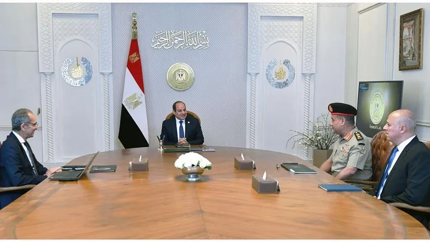 السيسي يجتمع مع وزير الاتصالات ومدير الأكاديمية العسكرية