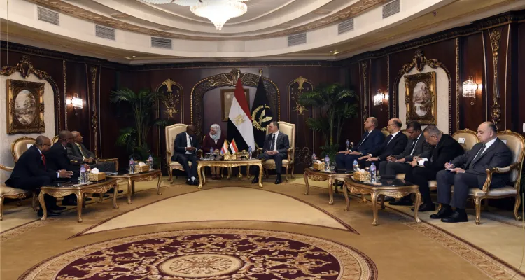 وزير الداخلية يبحث التعاون المشترك مع نظيره في جزر القمر