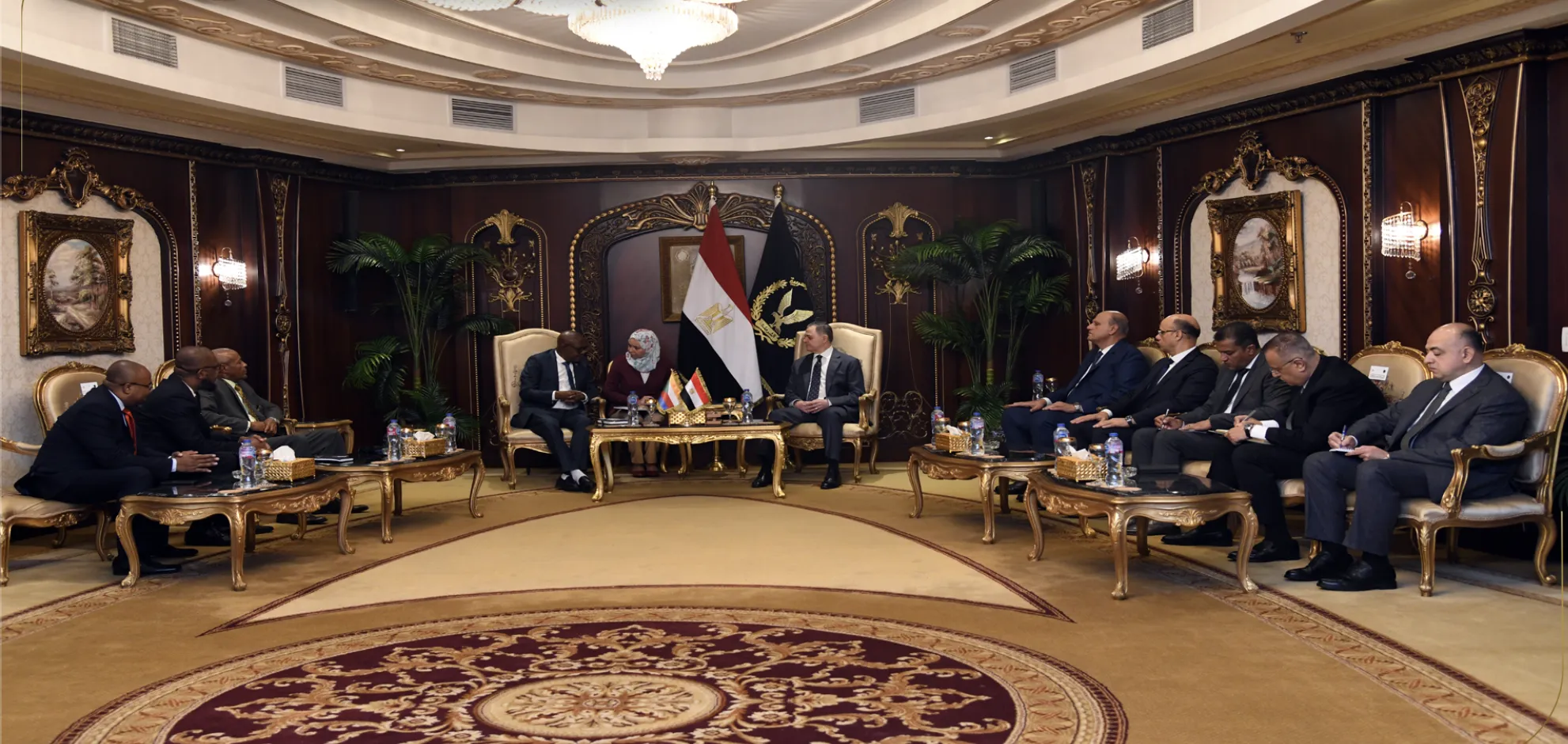 وزير الداخلية يبحث التعاون المشترك مع نظيره في جزر القمر