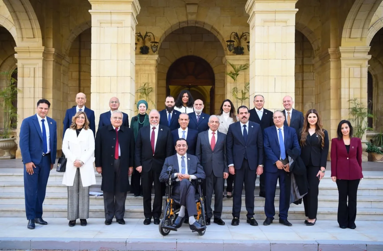 وزير الخارجية يجتمع مع أعضاء لجنة حقوق الإنسان والتضامن الاجتماعي بمجلس الشيوخ