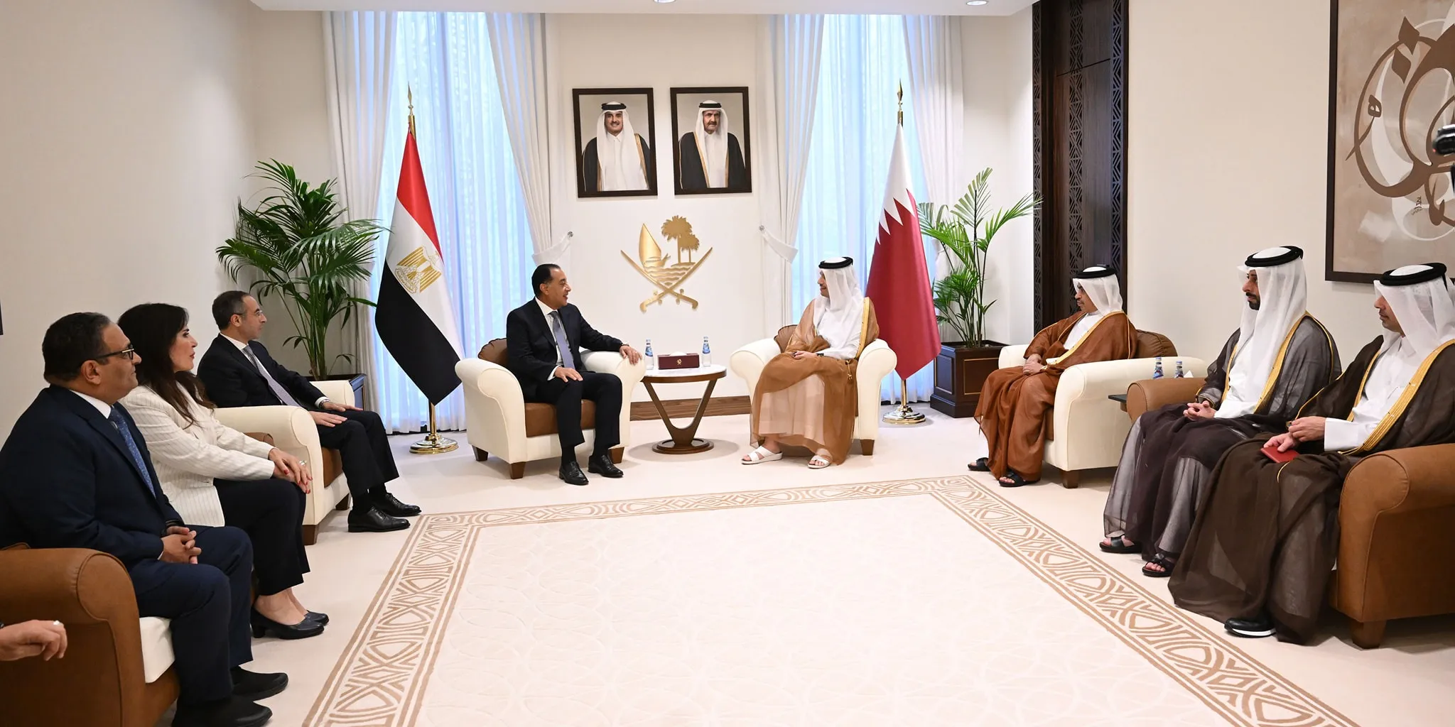 رئيس الوزراء يبحث مع نظيره القطري تعزيز الاستثمارات المشتركة