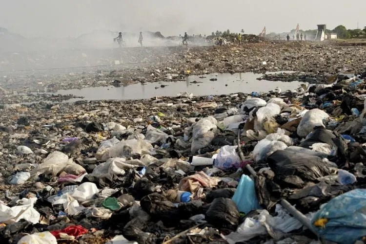 أهالي الحناوى بالزقازيق يستغيثون من انتشار القمامة