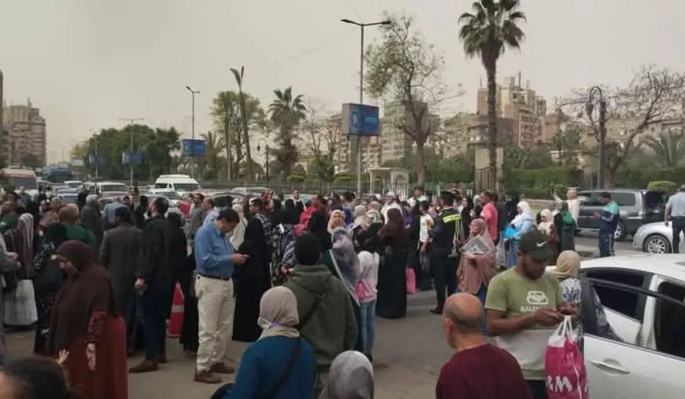 50 مريضًا ينظمون وقفة احتجاجية داخل مستشفى هرمل  بسبب تأخر تجديد قرارات العلاج على نفقة الدولة