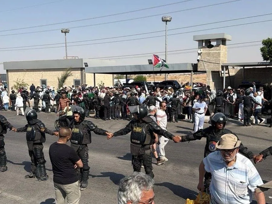 احتجاز متظاهرين كنديين ومصادرة جوازات سفرهم قبل المسيرة إلى حدود غزة
