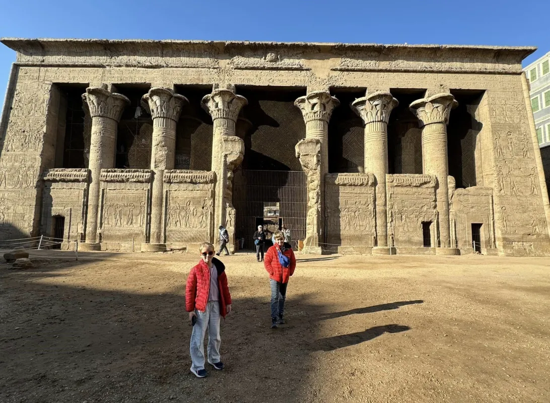 أعمال ترميم تكشف عن فنون ونقوش مذهلة بمعبد مصري عمره 2000 عام