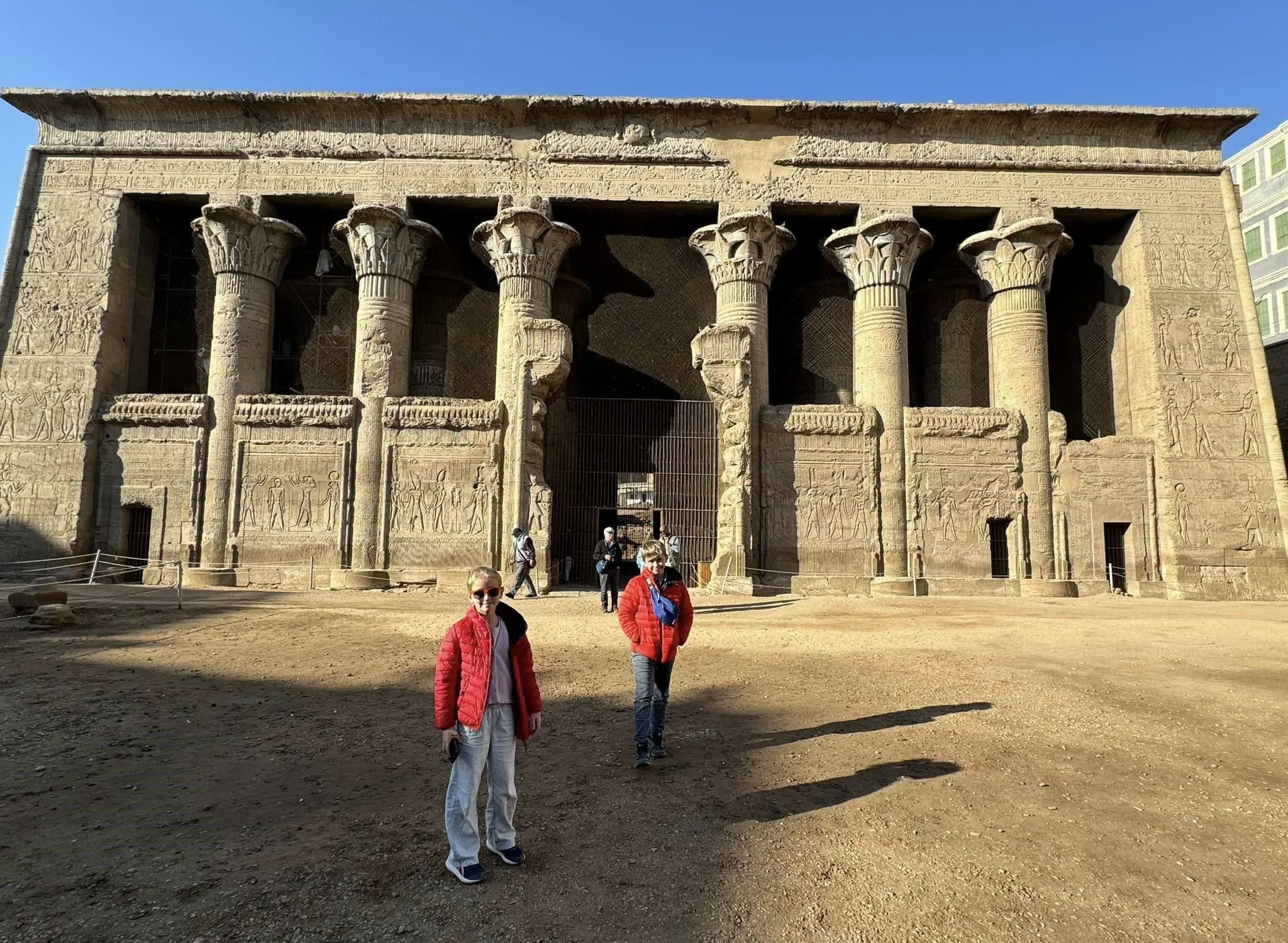 أعمال ترميم تكشف عن فنون ونقوش مذهلة بمعبد مصري عمره 2000 عام