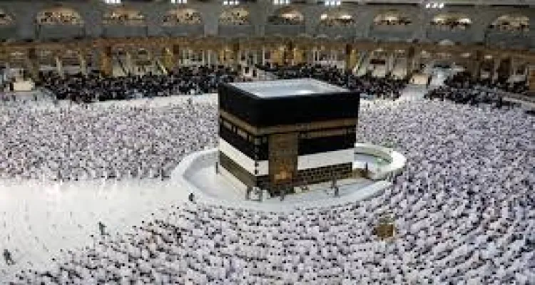 شركات سياحة توقف الحجوزات الجديدة للعمرة بسبب ارتفاع سعر الريال
