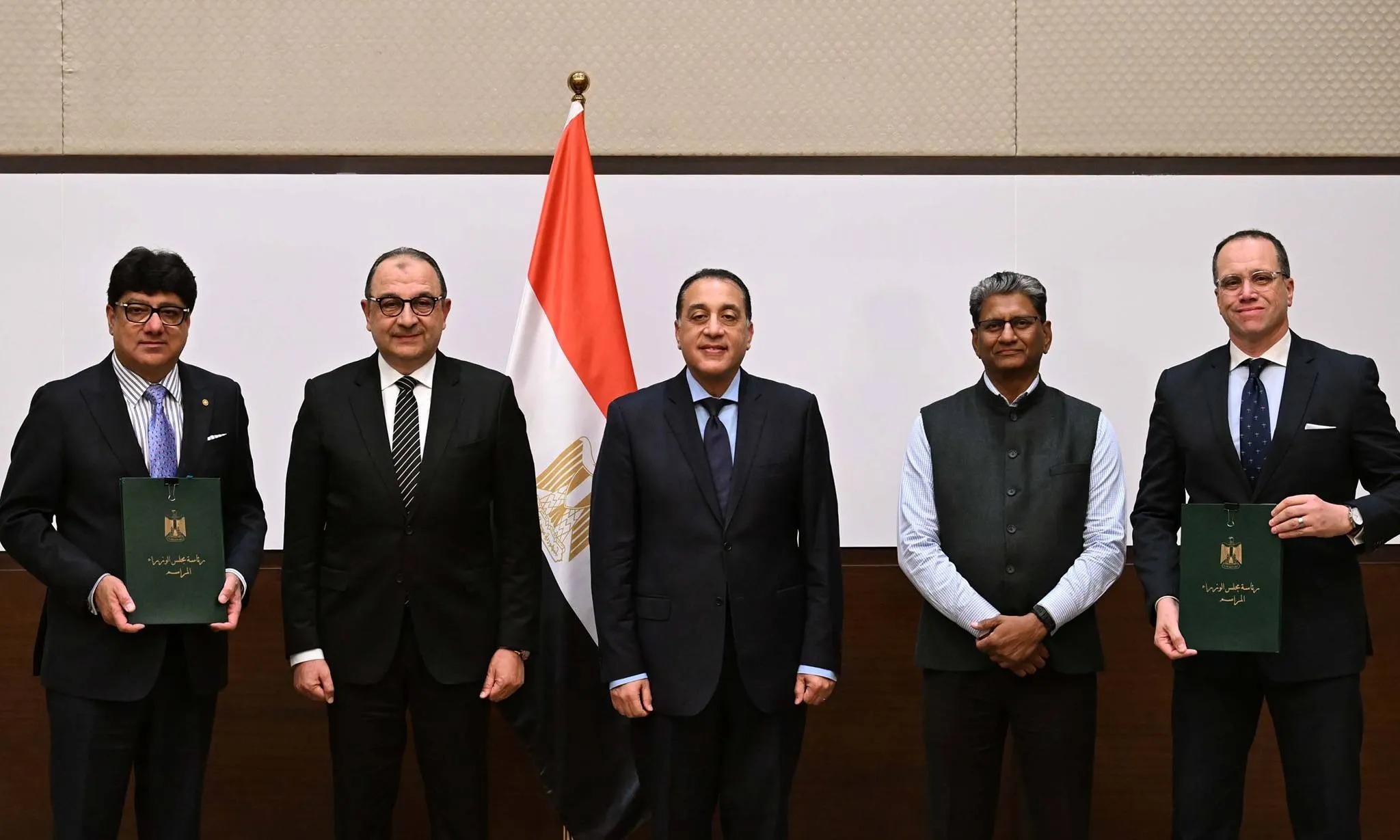 مدبولي يشهد توقيع عقد إدارة وتشغيل فندق الكونتيننتال مع علامة تاج الهندية