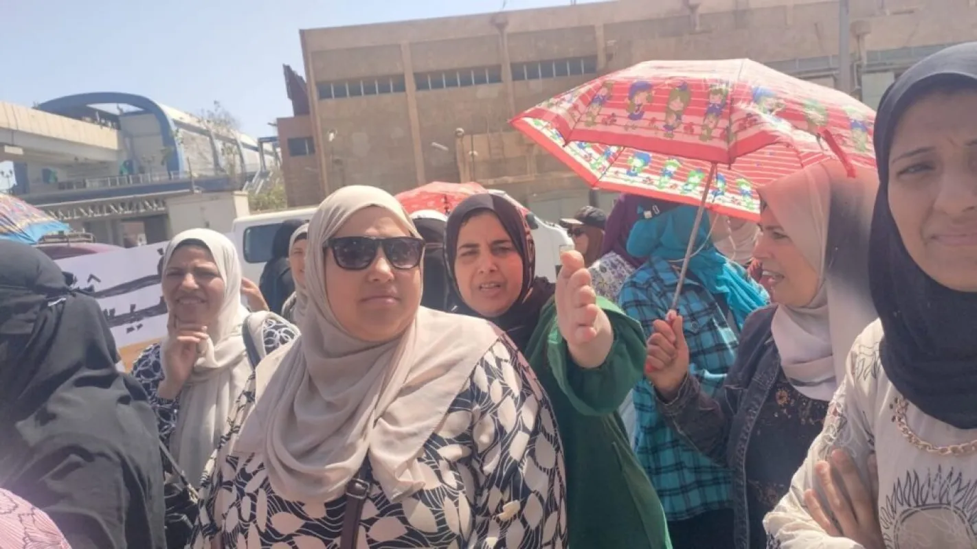 احتجاج معلمات محو الأمية وتعليم الكبار للمطالبة بتحويل عقود عملهن من مؤقتة لدائمة