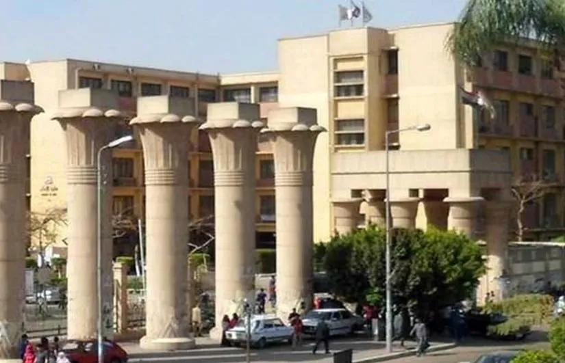 طالبة تطعن فرد أمن بجامعة عين شمس بسبب منعها من الدخول
