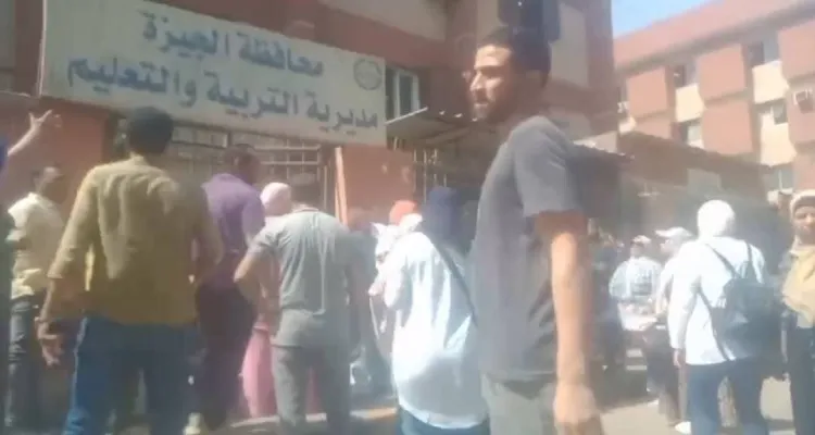 أولياء أمور بالجيزة يحتجون على تسكين أبنائهم في مدارس تجريبية بعيدة