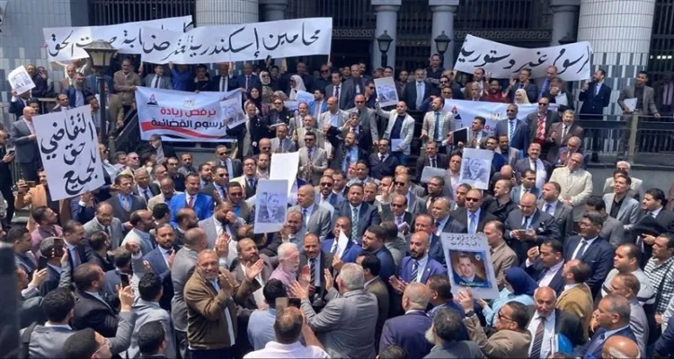 المحامون مستمرون في الاحتجاج رفضًا للزيادات في الرسوم القضائية